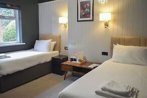 Nomi Rooms and Restaurant