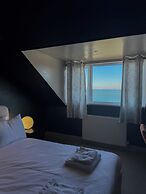 Nomi Rooms and Restaurant