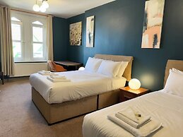 Nomi Rooms and Restaurant