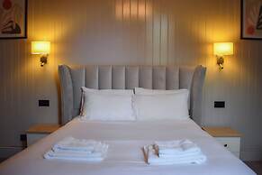 Nomi Rooms and Restaurant