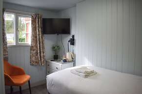 Nomi Rooms and Restaurant