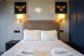 Nomi Rooms and Restaurant
