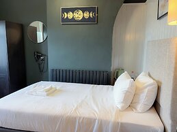 Nomi Rooms and Restaurant