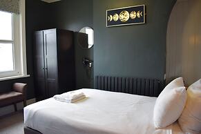 Nomi Rooms and Restaurant