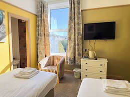 Nomi Rooms and Restaurant