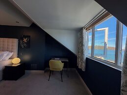 Nomi Rooms and Restaurant