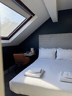 Nomi Rooms and Restaurant