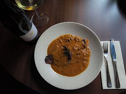 Nomi Rooms and Restaurant