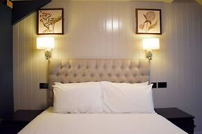 Nomi Rooms and Restaurant