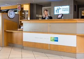 Holiday Inn Express London Luton Airport, an IHG Hotel
