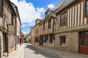 Hôtel Aux Vieux Remparts, The Originals Relais