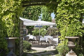 Hôtel Aux Vieux Remparts, The Originals Relais