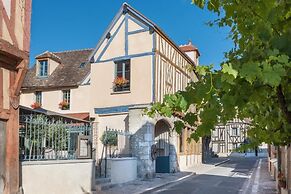 Hôtel Aux Vieux Remparts, The Originals Relais (Relais du Silence)