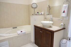 The Westmarine Waterfront Hotel