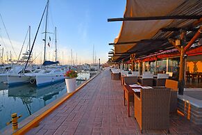 The Westmarine Waterfront Hotel