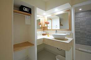 The Westmarine Waterfront Hotel