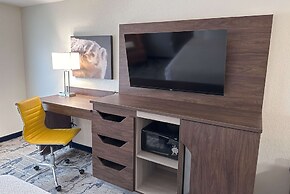 La Quinta Inn & Suites by Wyndham Milwaukee SW New Berlin