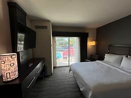 Holiday Inn Express Hotel Naples Downtown - 5th Avenue