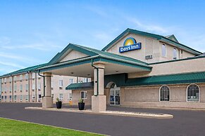Days Inn & Suites by Wyndham Winkler