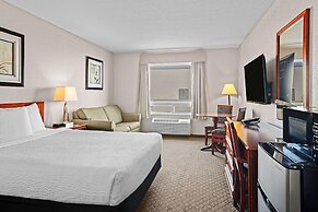 Days Inn & Suites by Wyndham Winkler