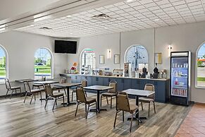 Days Inn & Suites by Wyndham Winkler