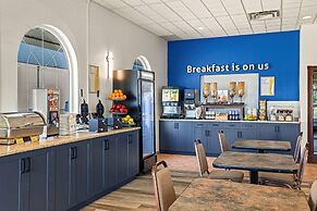 Days Inn & Suites by Wyndham Winkler