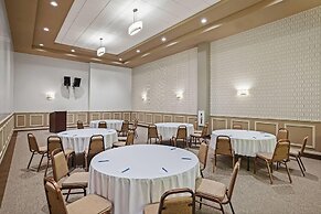 Days Inn & Suites by Wyndham Winkler
