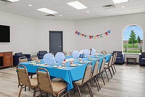 Days Inn & Suites by Wyndham Winkler