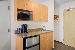 Days Inn & Suites by Wyndham Winkler