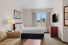 Days Inn & Suites by Wyndham Winkler