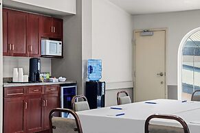 Days Inn & Suites by Wyndham Winkler