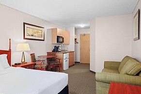 Days Inn & Suites by Wyndham Winkler
