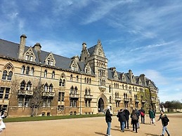 voco Oxford Thames by IHG