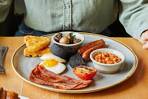 voco Oxford Thames by IHG