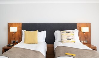 voco Oxford Thames by IHG