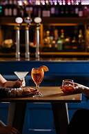 voco Oxford Thames by IHG