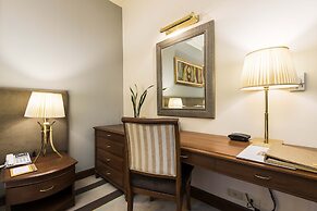 Chatrium Hotel Royal Lake Yangon