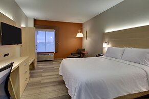 Holiday Inn Express & Suites - Interstate 380 at 33rd Avenue by IHG