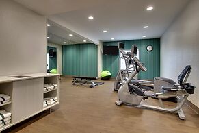 Holiday Inn Express & Suites - Interstate 380 at 33rd Avenue by IHG