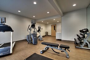 Holiday Inn Express & Suites - Interstate 380 at 33rd Avenue by IHG