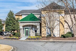 HomeTowne Studios by Red Roof Atlanta NE - Peachtree Corners