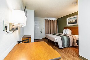 HomeTowne Studios by Red Roof Atlanta NE - Peachtree Corners