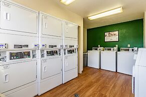 HomeTowne Studios by Red Roof Atlanta NE - Peachtree Corners