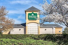HomeTowne Studios by Red Roof Atlanta NE - Peachtree Corners