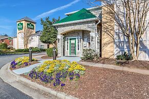 HomeTowne Studios by Red Roof Atlanta NE - Peachtree Corners