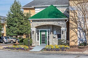 HomeTowne Studios by Red Roof Atlanta NE - Peachtree Corners