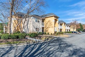 HomeTowne Studios by Red Roof Atlanta NE - Peachtree Corners