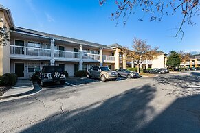 HomeTowne Studios by Red Roof Atlanta NE - Peachtree Corners