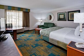 La Quinta Inn & Suites by Wyndham USF (Near Busch Gardens)