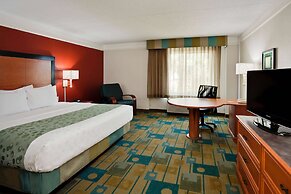 La Quinta Inn & Suites by Wyndham USF (Near Busch Gardens)